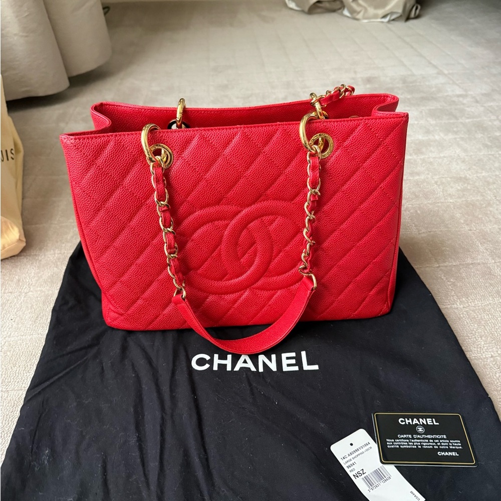 Chanel GST Quilted Caviar Leather Shoulder Bag in Red
